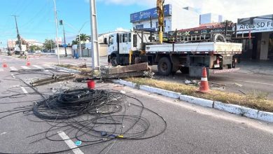 Carreta derruba postes e provoca desvios no trânsito no bairro do Cristo, em João Pessoa 4 acidente carreta cristo 271026