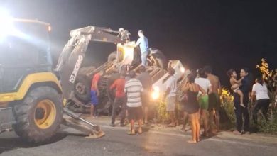 Caminhão com carga de frangos capota e deixa motorista preso às ferragens em Logradouro 6 acidente logradouro 221026
