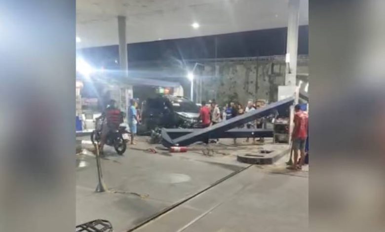 Carro bate em bomba de combustíveis e deixa dois motociclistas feridos em Mamanguape 1 acidente posto mamanguape 181026