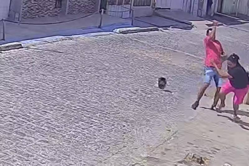 Homem é flagrado agredindo mulher com faca em via pública em Piancó 23 agressao mulher pianco 211026