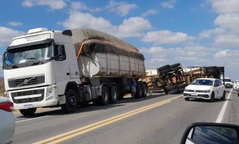 Semirreboque carregado com algodão tomba e bloqueia trecho da BR-230 entre Aparecida e Pombal 1 caminhao tomba sertao 141026