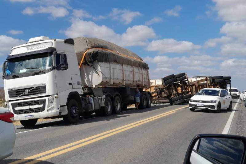 Semirreboque carregado com algodão tomba e bloqueia trecho da BR-230 entre Aparecida e Pombal 28 caminhao tomba sertao 141026
