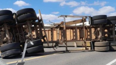 Colisão entre duas carretas interdita trecho da BR-230 em Campina Grande 2 carreta tombada 141026