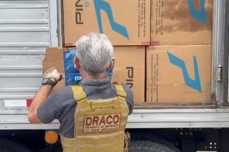 Caminhão abandonado com carga de cigarros contrabandeados é apreendido em Ingá 22 cigarros contrabandeados inga 151026