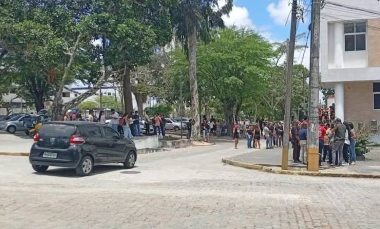 Três pessoas são detidas após confusão por retirada de cartazes políticos na UFCG 1 confusao ufcg 081026