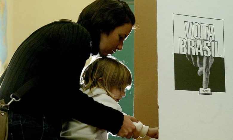 Saiba quais situações permitem acompanhante na cabine de votação 1 criancas cabine votacao