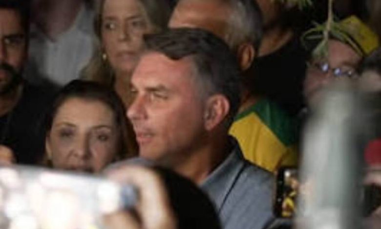 Flávio Bolsonaro decreta "fim do PT" e mira 4 vagas no STF 1 discurso flavio 041026
