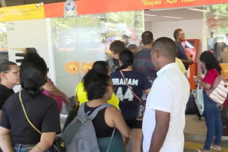 Mais de 30 denúncias, ônibus parados na garagem e adesivo de candidato: transporte vira foco de polêmica no 2º turno da eleição na PB 4 fila rodoviaria 251026