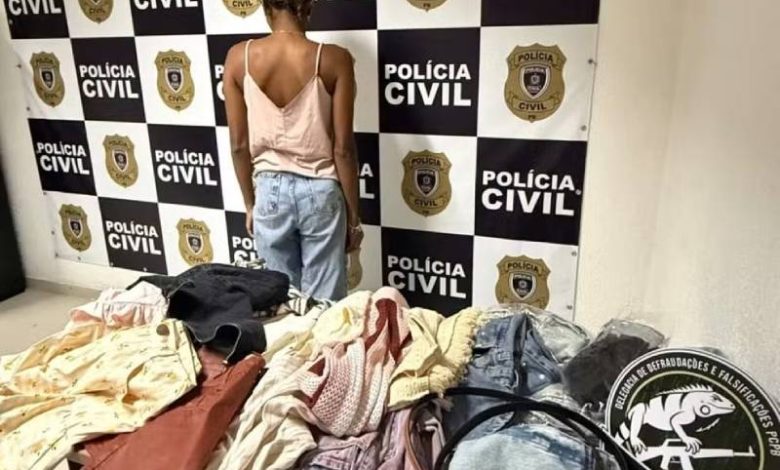 Mulher é presa suspeita de usar comprovantes falsos para comprar roupas em João Pessoa 1 golpista presa roupas 151026