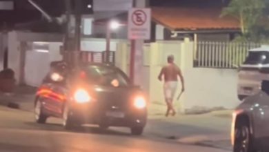 Homem aparece com facão durante confusão em rua de Tambaú após apuração eleitoral 5 homem facao jpa 251026