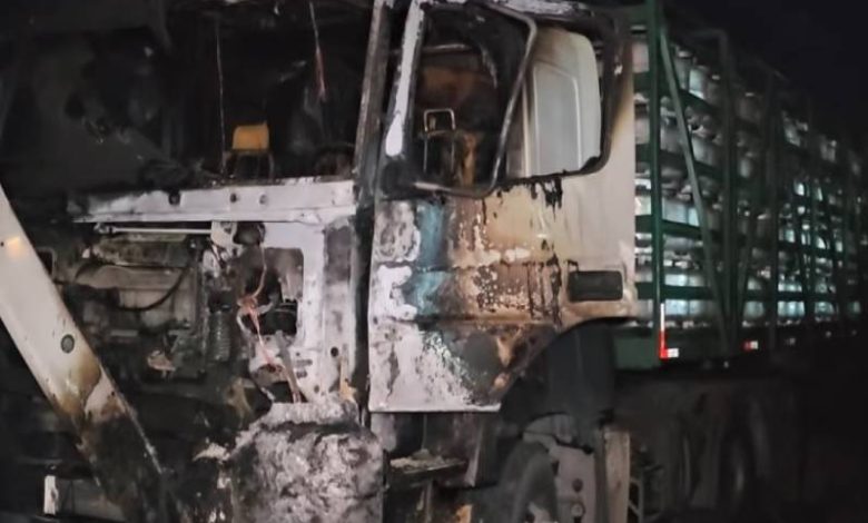 Incêndio atinge cabine de caminhão com botijões vazios em João Pessoa 1 incendio caminhao jpa 081026