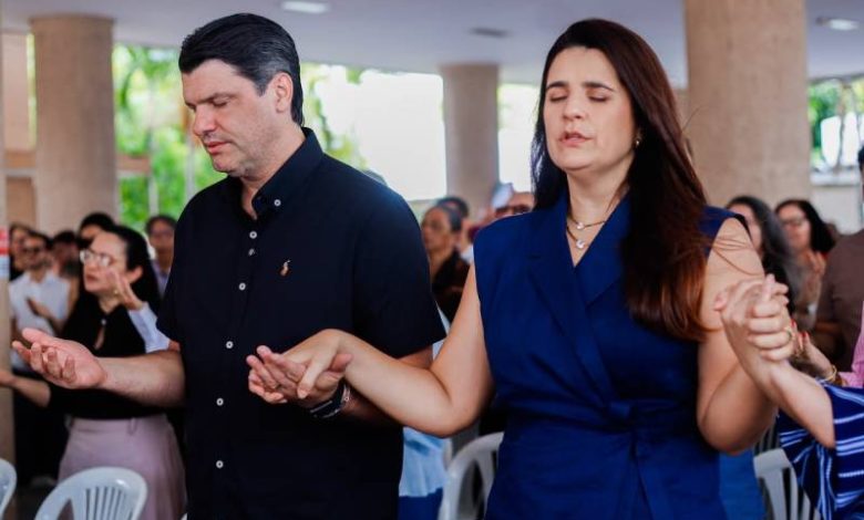 Leo Bezerra anuncia antecipação dos salários em comemoração do Dia do Servidor 1 leo bezerra e esposa 281026