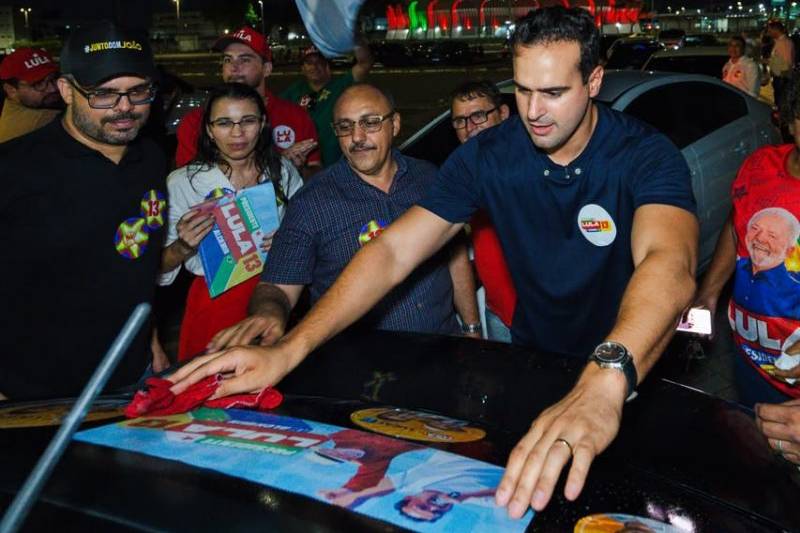 Lucas Ribeiro diz que Lula já iniciou “virada” no segundo turno durante ato em João Pessoa 23 lucas adesivaco 161026