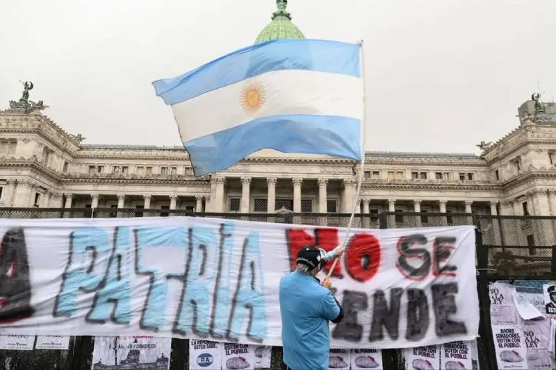 Milei lança plano para demitir 21 mil servidores na Argentina 1 manifestacao argentina