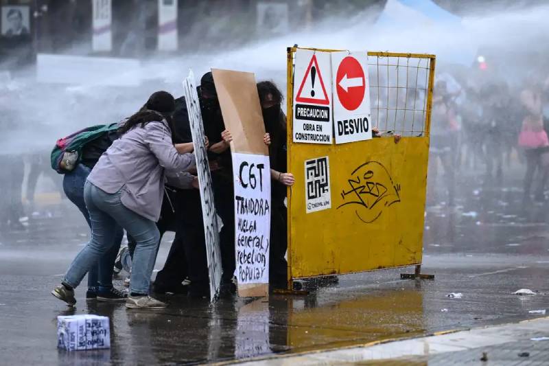 Manifestação contra Milei termina em confrontos na Argentina 92 manifestacao milei argentina 151026