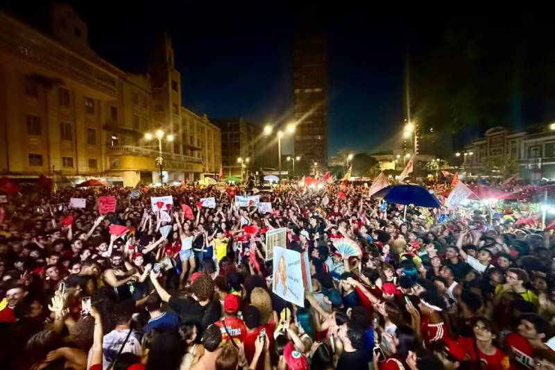 Ato pró-Lula reúne apoiadores no Ponto de Cem Réis, em João Pessoa 35 manifestacao pt jpa 201026