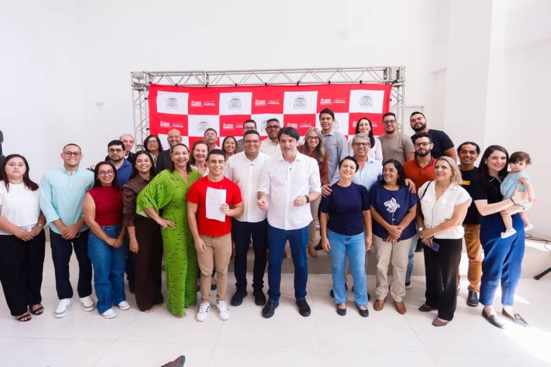 Leo Bezerra empossa novos profissionais da Educação e supera meta do edital do último concurso 66 posse professores pmjp 141026