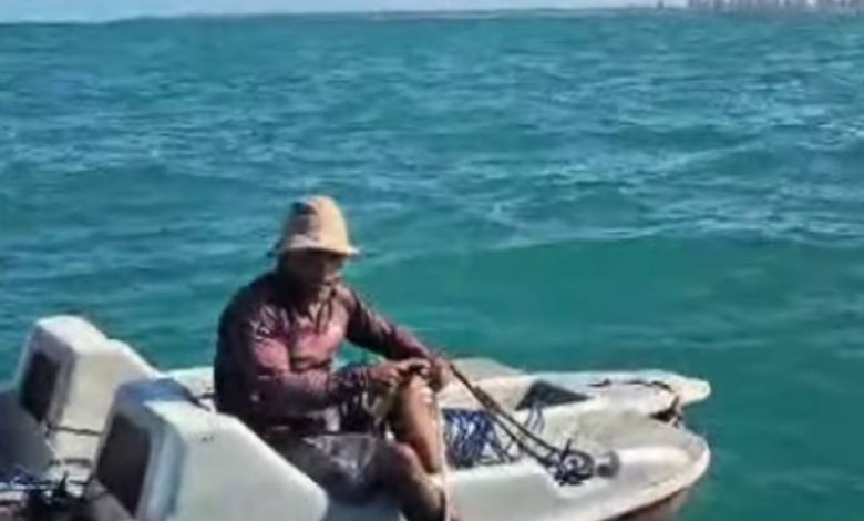 Pescador é resgatado após ficar à deriva a mais de 4 km da costa, em João Pessoa 1 resgate bessa 151026