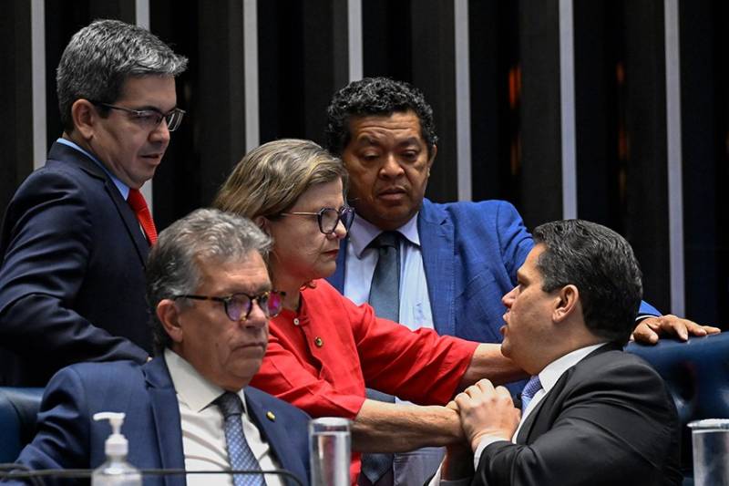 senado aprova fim 6x1 141026