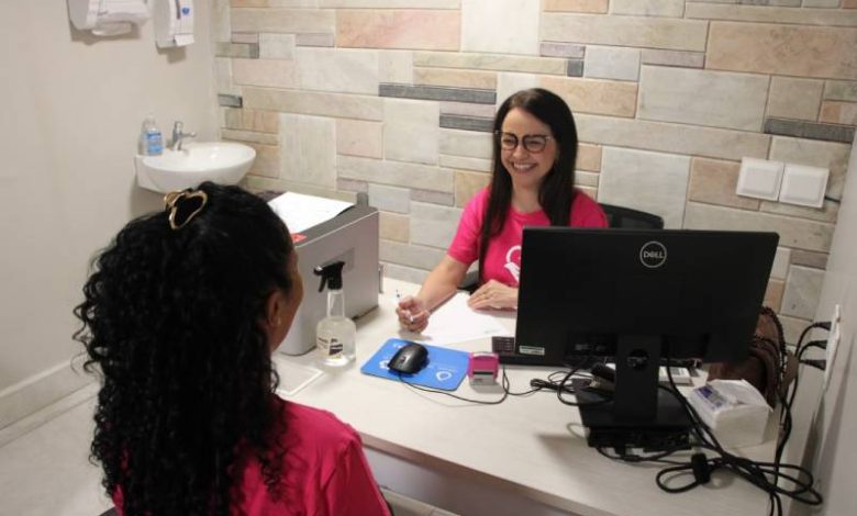 Outubro Rosa: projeto "Mãos que Apoiam" leva prevenção ao câncer de mama para mulheres da comunidade 1 unimed outubro rosa