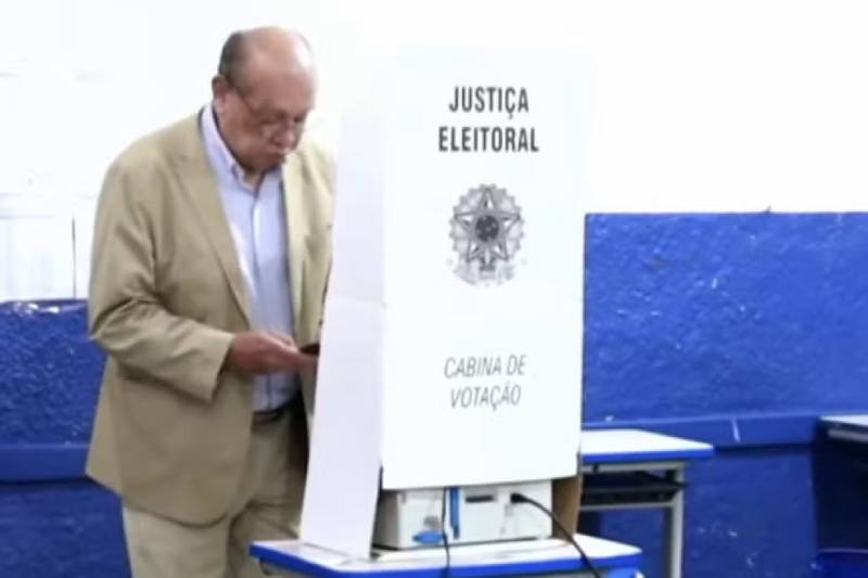 Gilmar mendes vota no MT e assessoria nega que ministro do STF tenha levado celular à cabine 16 voto gilmar mendes 041026