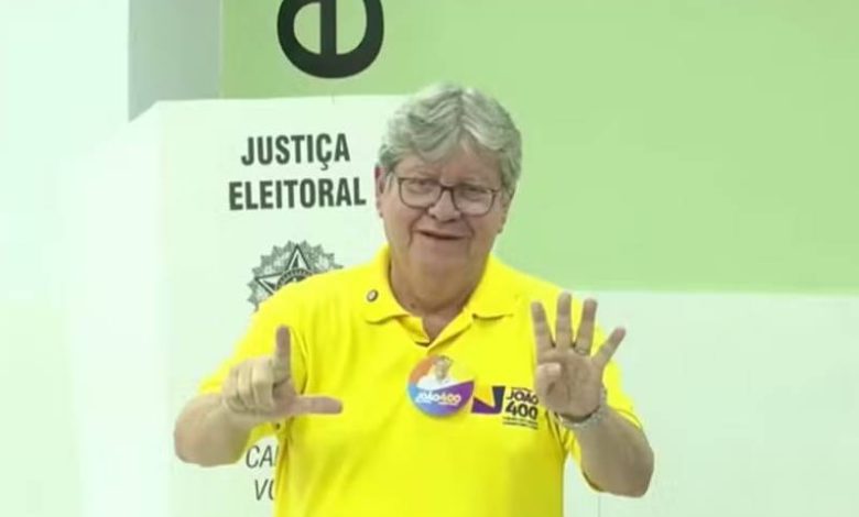 João Azevêdo vota em João Pessoa e defende continuidade do projeto político 1 voto joao 041026