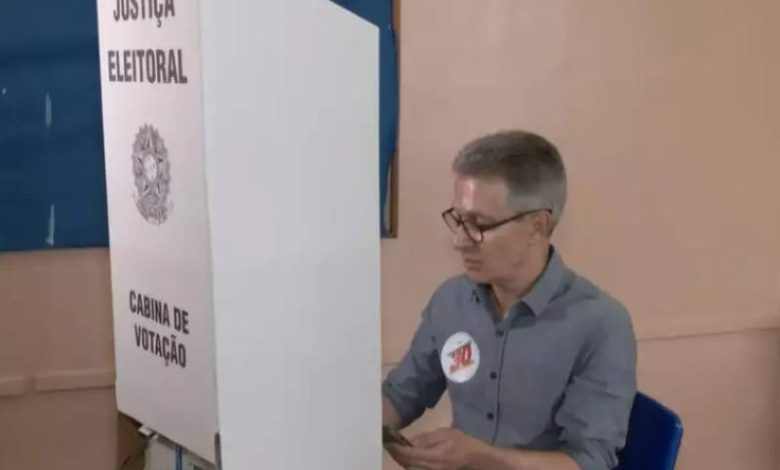 Zema entra com celular na cabine de votação, e TRE-MG anuncia apuração do caso 1 voto zema celular 041026