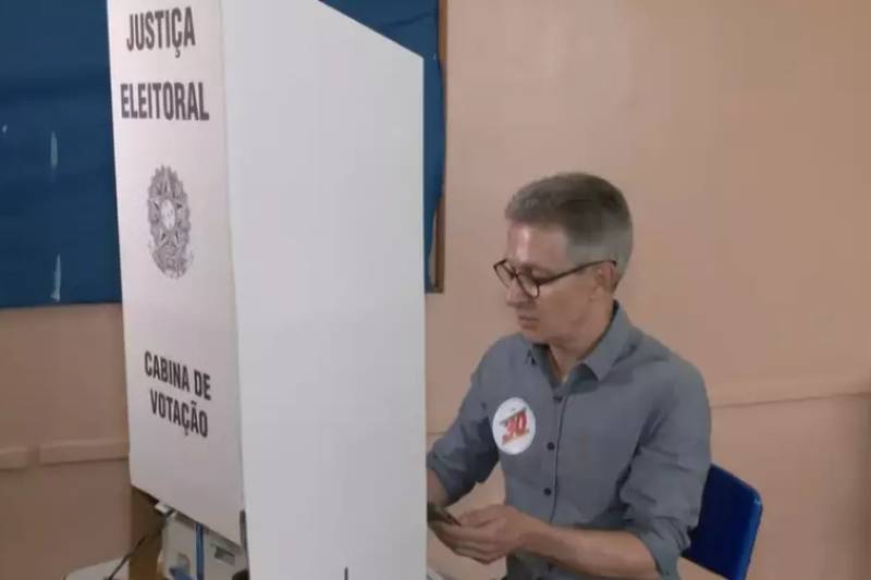 Zema entra com celular na cabine de votação, e TRE-MG anuncia apuração do caso 14 voto zema celular 041026